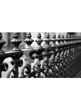 Intra Συλλεκτικό Ξύλινο Παζλ Plywood  4mm - Περίπλοκος φράκτης από σφυρήλατο σίδερο στο πεζοδρόμιο μπροστά από κτίρια Σε Ξύλινο Κουτί - Διαστάσεις Puzzle: 10x10 cm – 25 κομμάτια