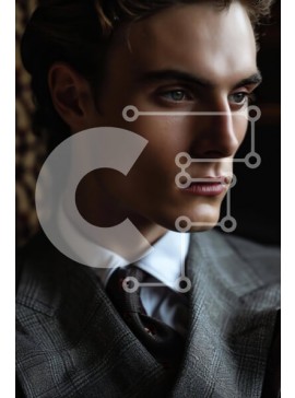 Intra Συλλεκτικό Ξύλινο Παζλ Plywood  4mm - Επικεντρωμένος νεαρός άνδρας με κομψό κοστούμι και γραβάτα κοιτάζοντας την κάμερα Σε Ξύλινο Κουτί - Διαστάσεις Puzzle: 10x10 cm – 25 κομμάτια