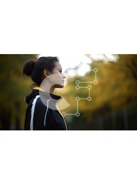 Intra Συλλεκτικό Ξύλινο Παζλ Plywood  4mm - Κομψή γυναίκα σε ένα πάρκο που κοιτάζει στην απόσταση Σε Ξύλινο Κουτί - Διαστάσεις Puzzle: 10x10 cm – 25 κομμάτια