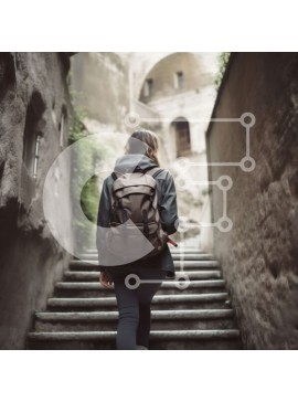 Intra Συλλεκτικό Ξύλινο Παζλ Plywood  4mm - Γυναίκα που περπατά κάτω από τις σκάλες στο Stone Alleyway με το σακίδιο Σε Ξύλινο Κουτί - Διαστάσεις Puzzle: 10x10 cm – 25 κομμάτια