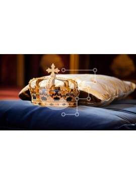 Intra Συλλεκτικό Ξύλινο Παζλ Plywood  4mm - Χρυσό στέμμα σε μπλε μαξιλάρι στο δωμάτιο Σε Ξύλινο Κουτί - Διαστάσεις Puzzle: 10x10 cm – 25 κομμάτια