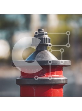 Intra Συλλεκτικό Ξύλινο Παζλ Plywood  4mm - Κόκκινος πυροσβεστικός κρουνός σε δρόμο με κτίρια Σε Ξύλινο Κουτί - Διαστάσεις Puzzle: 10x10 cm – 25 κομμάτια