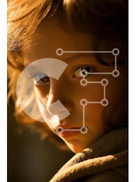 Intra Συλλεκτικό Ξύλινο Παζλ Plywood  4mm - Σοβαρό νεαρό κορίτσι με καφέ σακάκι που κοιτάζει την απόσταση Σε Ξύλινο Κουτί - Διαστάσεις Puzzle: 10x10 cm – 25 κομμάτια