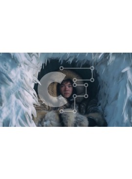 Intra Συλλεκτικό Ξύλινο Παζλ Plywood  4mm - Άτομο με γούνινο παλτό που φαίνεται κρύο μπροστά από ένα μεγάλο γλυπτό από πάγο Σε Ξύλινο Κουτί - Διαστάσεις Puzzle: 10x10 cm – 25 κομμάτια