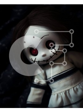 Intra Συλλεκτικό Ξύλινο Παζλ Plywood  4mm - Κούκλα με σκούρα μαλλιά που στηρίζεται στο κρεβάτι ή στον καναπέ Σε Ξύλινο Κουτί - Διαστάσεις Puzzle: 10x10 cm – 25 κομμάτια