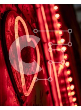 Intra Συλλεκτικό Ξύλινο Παζλ Plywood  4mm - Κόκκινη πινακίδα νέον σε σχήμα καρδιάς στο παλιό κτίριο Σε Ξύλινο Κουτί - Διαστάσεις Puzzle: 10x10 cm – 25 κομμάτια