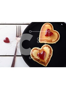 Σετ των 2 Intra Συλλεκτικό Ξύλινο Παζλ Plywood  4mm - Τηγανίτες σε σχήμα καρδιάς με κόκκινη μαρμελάδα σε μαύρο πιάτο Σε Ξύλινο Κουτί - Διαστάσεις: 10x10 cm – 25 κομμάτια