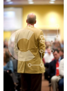 Intra Συλλεκτικό Ξύλινο Παζλ Plywood  4mm - Επαγγελματίας ομιλητής με κίτρινο μπουφάν που απευθύνεται σε μεγάλο κοινό Σε Ξύλινο Κουτί - Διαστάσεις Puzzle: 10x10 cm – 25 κομμάτια