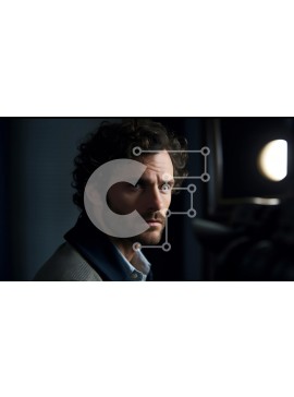 Intra Συλλεκτικό Ξύλινο Παζλ Plywood  4mm - Επαγγελματική εικόνα ενός άνδρα με κοστούμι που κοιτάζει έξω από μια πόλη τη νύχτα Σε Ξύλινο Κουτί - Διαστάσεις Puzzle: 10x10 cm – 25 κομμάτια