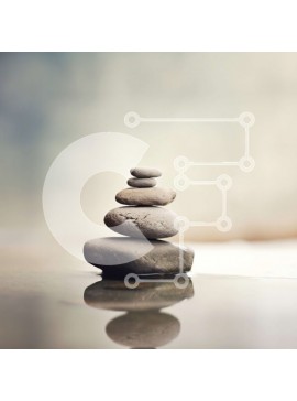 Intra Συλλεκτικό Ξύλινο Παζλ Plywood  4mm - Ισορροπημένη στοίβα βράχων στο τραπέζι με όμορφο θολό φόντο Σε Ξύλινο Κουτί - Διαστάσεις Puzzle: 10x10 cm – 25 κομμάτια