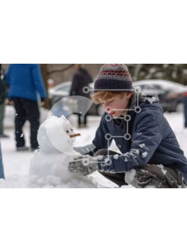 Intra Συλλεκτικό Ξύλινο Παζλ Plywood  4mm - Αξιολάτρευτη εικόνα νεαρού αγοριού και χιονάνθρωπου στο χιόνι Σε Ξύλινο Κουτί - Διαστάσεις Puzzle: 10x10 cm – 25 κομμάτια