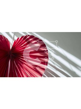 Intra Συλλεκτικό Ξύλινο Παζλ Plywood  4mm - Κόκκινο χάρτινο φανάρι σε σχήμα καρδιάς κρεμασμένο στον τοίχο Σε Ξύλινο Κουτί - Διαστάσεις Puzzle: 10x10 cm – 25 κομμάτια