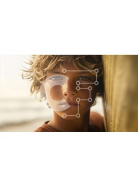 Intra Συλλεκτικό Ξύλινο Παζλ Plywood  4mm - Χαριτωμένη εικόνα ενός νεαρού αγοριού που ακουμπάει σε έναν ξύλινο φράκτη δίπλα στον ωκεανό Σε Ξύλινο Κουτί - Διαστάσεις Puzzle: 10x10 cm – 25 κομμάτια