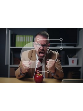 Intra Συλλεκτικό Ξύλινο Παζλ Plywood  4mm - Θυμωμένος άνδρας στο γραφείο με την Apple Σε Ξύλινο Κουτί - Διαστάσεις Puzzle: 10x10 cm – 25 κομμάτια