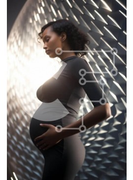 Intra Συλλεκτικό Ξύλινο Παζλ Plywood  4mm - Έγκυος γυναίκα μπροστά από το αφηρημένο γεωμετρικό σχέδιο Σε Ξύλινο Κουτί - Διαστάσεις Puzzle: 10x10 cm – 25 κομμάτια