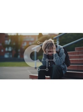 Intra Συλλεκτικό Ξύλινο Παζλ Plywood  4mm - Νεαρό αγόρι σε κίνδυνο που κάθεται σε σκαλοπάτια σε εξωτερικούς χώρους Σε Ξύλινο Κουτί - Διαστάσεις Puzzle: 10x10 cm – 25 κομμάτια