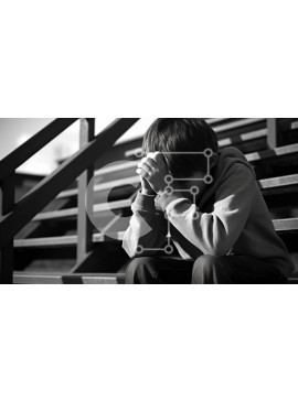 Intra Συλλεκτικό Ξύλινο Παζλ Plywood  4mm - Νεαρό αγόρι στις υπαίθριες σκάλες σε κίνδυνο Σε Ξύλινο Κουτί - Διαστάσεις Puzzle: 10x10 cm – 25 κομμάτια