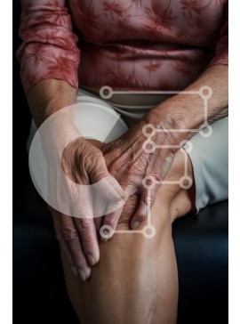 Intra Συλλεκτικό Ξύλινο Παζλ Plywood  4mm - Κοντινό πλάνο των ηλικιωμένων χεριών στο γόνατο Σε Ξύλινο Κουτί - Διαστάσεις Puzzle: 10x10 cm – 25 κομμάτια