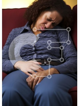 Intra Συλλεκτικό Ξύλινο Παζλ Plywood  4mm - Γυναίκα που κρατά το στομάχι με πόνο σε έναν καναπέ Σε Ξύλινο Κουτί - Διαστάσεις Puzzle: 10x10 cm – 25 κομμάτια