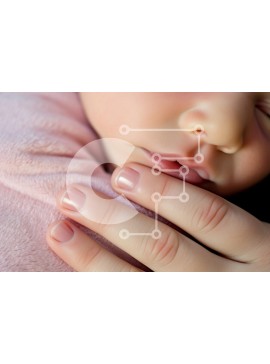 Intra Συλλεκτικό Ξύλινο Παζλ Plywood  4mm - Κοντινό πλάνο του χεριού του μωρού τυλιγμένο σε ροζ ύφασμα Σε Ξύλινο Κουτί - Διαστάσεις Puzzle: 10x10 cm – 25 κομμάτια