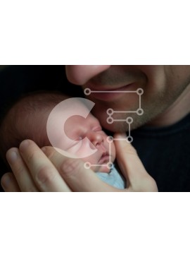 Intra Συλλεκτικό Ξύλινο Παζλ Plywood  4mm - Πατέρας που κρατά το νεογέννητο μωρό Σε Ξύλινο Κουτί - Διαστάσεις Puzzle: 10x10 cm – 25 κομμάτια