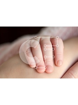 Intra Συλλεκτικό Ξύλινο Παζλ Plywood  4mm - Το χέρι ενός ατόμου ακουμπά στον ώμο του άλλου Σε Ξύλινο Κουτί - Διαστάσεις Puzzle: 10x10 cm – 25 κομμάτια