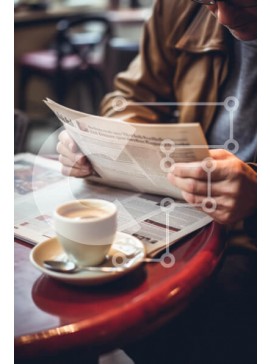 Intra Συλλεκτικό Ξύλινο Παζλ Plywood  4mm - Άτομο που απολαμβάνει τον καφέ και διαβάζει εφημερίδα στο Cafe Σε Ξύλινο Κουτί - Διαστάσεις Puzzle: 10x10 cm – 25 κομμάτια