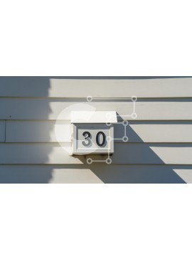 Intra Συλλεκτικό Ξύλινο Παζλ Plywood  4mm - Γραμματοκιβώτιο με τον αριθμό 30 σε έναν ξύλινο τοίχο Σε Ξύλινο Κουτί - Διαστάσεις Puzzle: 10x10 cm – 25 κομμάτια