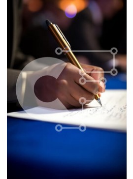 Intra Συλλεκτικό Ξύλινο Παζλ Plywood  4mm - Κοντινό πλάνο γραφής με χρυσό στυλό Σε Ξύλινο Κουτί - Διαστάσεις Puzzle: 10x10 cm – 25 κομμάτια