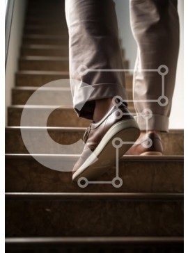 Intra Συλλεκτικό Ξύλινο Παζλ Plywood  4mm - Άτομο που κατεβαίνει τις σκάλες με καφέ δερμάτινα παπούτσια Σε Ξύλινο Κουτί - Διαστάσεις Puzzle: 10x10 cm – 25 κομμάτια