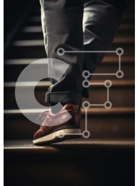 Intra Συλλεκτικό Ξύλινο Παζλ Plywood  4mm - Άτομο που ανεβαίνει τις σκάλες με καφέ δερμάτινα παπούτσια Σε Ξύλινο Κουτί - Διαστάσεις Puzzle: 10x10 cm – 25 κομμάτια